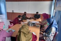 Babinsa Kelurahan Sungai Selincah Pelda H Ngadiono mensosialisasikan kepada tokoh pemuda yang dimediasi Lurah Rusdi di kantor kelurahan Sungai Selincah untuk membantu kegiatan TMMD baik sasaran fisik maupun sasaran Non fisik.