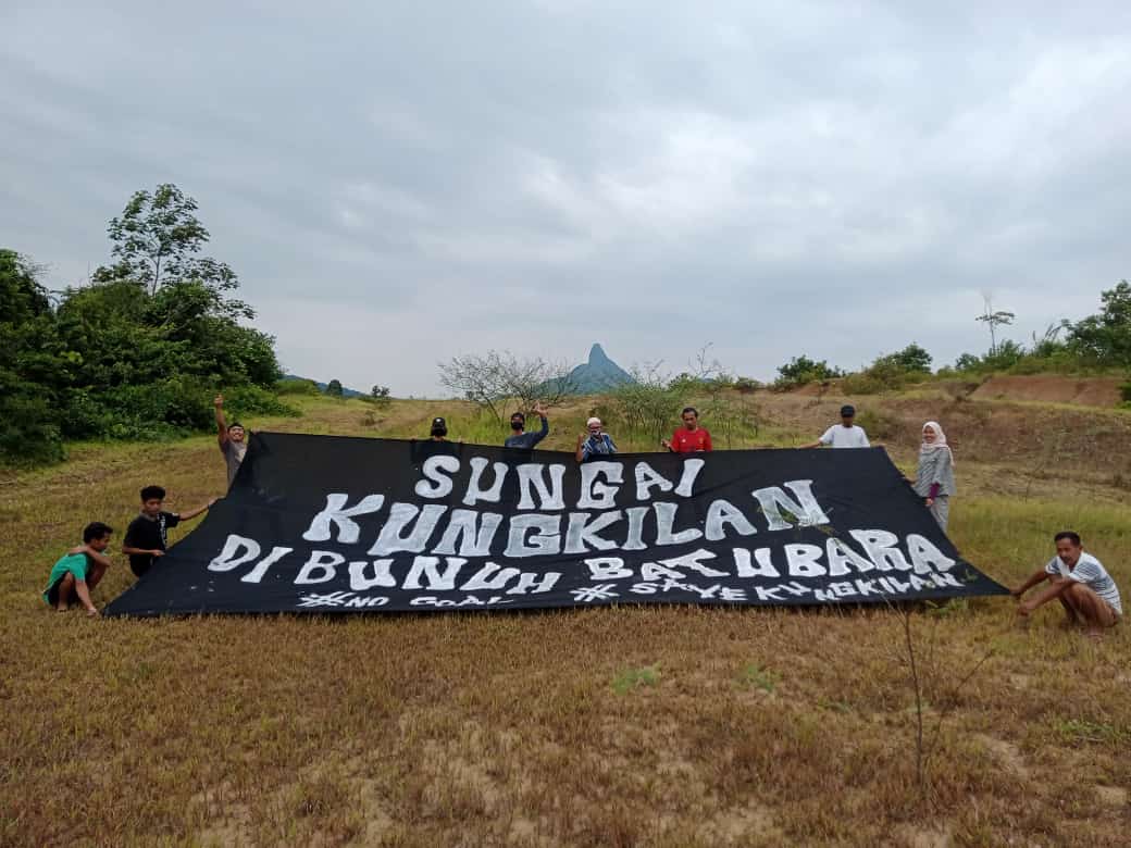 Warga Desa melakukan aksi protes terhadap perusahaan tambang