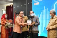 WALIKOTA Palembang H Harnojoyo, menerima penghargaan dari Bank Indonesia Perwakilan Sumatera Selatan atas peran aktif dalam percepatan dan perluasan digitalisasi daerah, Senin (5/4/2021).