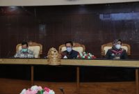 Rapat yang sempat tertunda selama satu jam karena keterlambatan beberapa perwakilan OPD tersebut, dibuka langsung oleh Sekretaris Daerah Kota Palembang Ratu Dewa dan kemudian dipimpin oleh Asisten II Bidang Perekonomian dan Pembangunan Palembang, Ansori.