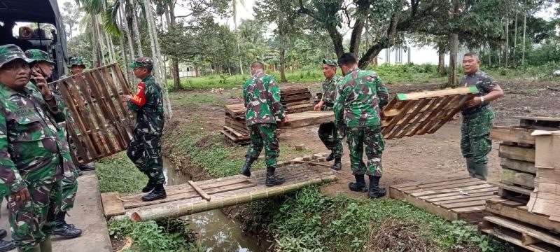 Personil Kodim Palembang Angkut Palet yang Digunakan Selama TMMD