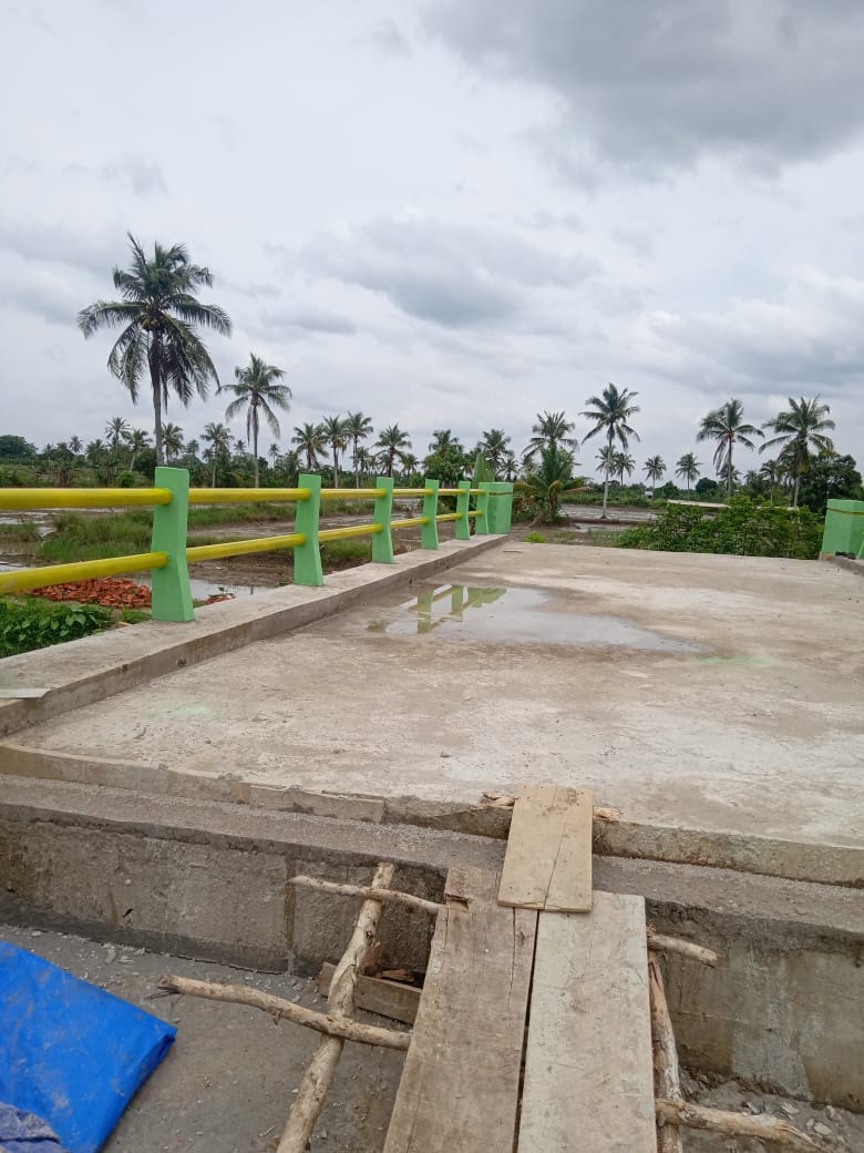 Pembatas Jembatan Penghubung 2 Wilayah Dicat Personel Kodim Palembang