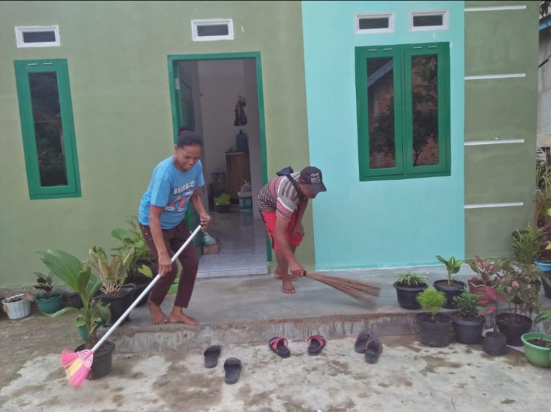 Personel Kodim Berikan Tanaman Hias di Rumah Kalena