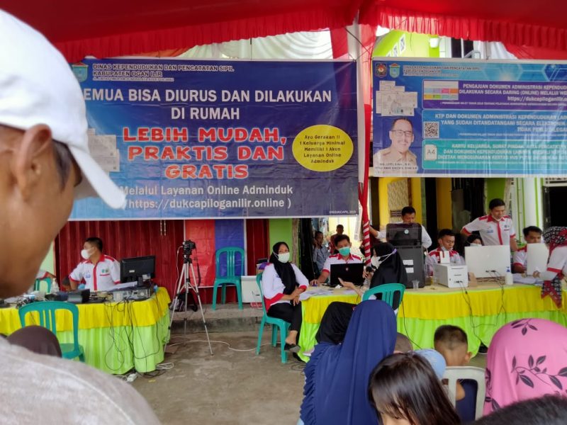 Dinas Kependudukan Catatan Sipil (Disdukcapil) melaksanakan layanan jemput bola dengan menggelar Kios Pelayanan Perekaman kartu keluarga (KK), kartu tanda penduduk (KTP) dan kartu identitas anak secara gratis. 