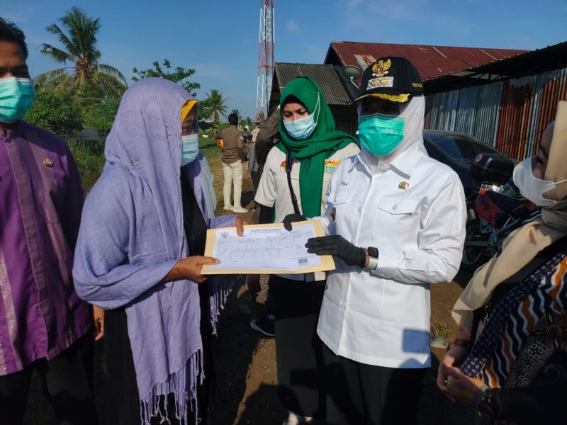 Meskipun sempat terjadinya penundaan kunjungan ke lokasi kebakaran pada kamis (8/9), Wakil Walikota Palembang Fitrianti Agustinda tetap konsisten untuk hadir kembali guna membantu warga yang mengalami musibah kebakaran di jalan Asri Raya kelurahan Lebong Gajah.