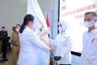 16 jajaran Pimpinan dan 5 Dewan Kehormatan (DK) Palang Merah Indonesia (PMI) Kota Palembang resmi dilantik langsung Ketua PMI Sumatera Selatan Febrita Lustia Herman Deru di rumah dinas Walikota Palembang, Senin 12 April 2021.