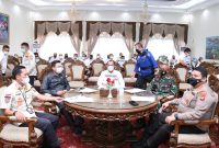 PEMERINTAH Kota (Pemkot) Palembang menggelar rapat koordinasi tentang Pemberlakuan Pembatasan Kegiatan Masyarakat (PPKM) berbasis Mikro, di rumah dinas Walikota Palembang, Rabu