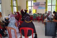 Puluhan Para Guru, Tenaga Pengajar Pendidikan dari tingkat SD, SMP mengikuti Vaksinasi COVID-19 di Puskesmas Kandis, Kecamatan Kandis, Kabupaten Ogan Ilir, Sumatera Selatan, Kamis (16/4/2021).