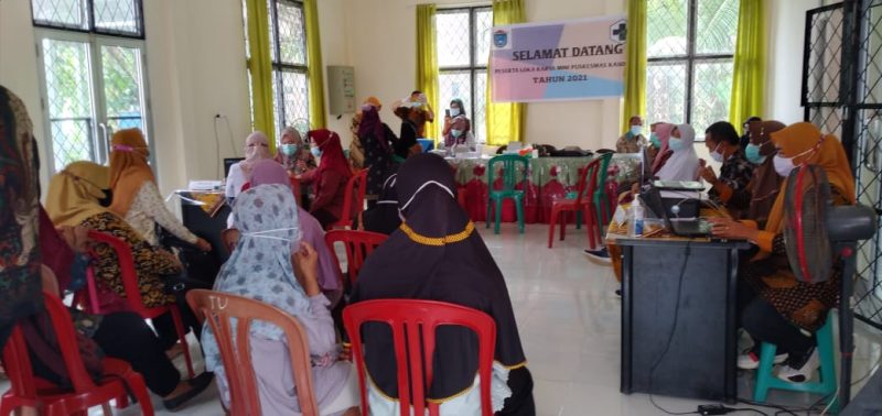 Puluhan Para Guru, Tenaga Pengajar Pendidikan dari tingkat SD, SMP mengikuti Vaksinasi COVID-19 di Puskesmas Kandis, Kecamatan Kandis, Kabupaten Ogan Ilir, Sumatera Selatan, Kamis (16/4/2021).