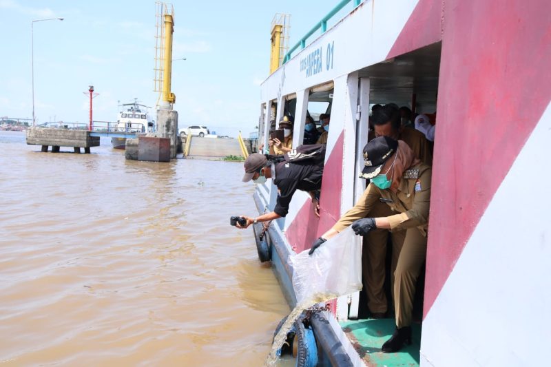 Sebanyak 10 ribu benih ikan yang terdiri dari 8 ribu bibit ikan nila, dan 2 ribu ikan tembakang disebarkan Fitrianti Agustinda bersama para Bujang Gadis Palembang (BGP) terpilih