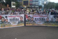 Barisan Pemuda Nusantara (Bapera) Sumsel melaksanakan kegiatan pembagian 250 takjil ke masyarakat di simpang 5 DPRD Provinsi Sumsel, Kamis (22/4/21).