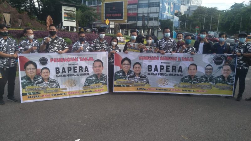 Barisan Pemuda Nusantara (Bapera) Sumsel melaksanakan kegiatan pembagian 250 takjil ke masyarakat di simpang 5 DPRD Provinsi Sumsel, Kamis (22/4/21).