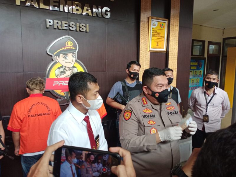 Kapolrestabes Palembang, Kombes Pol Irvan Prawira Satyaputra didampingi Kasat Narkoba, AKBP Andi Supriadi SH SIK 