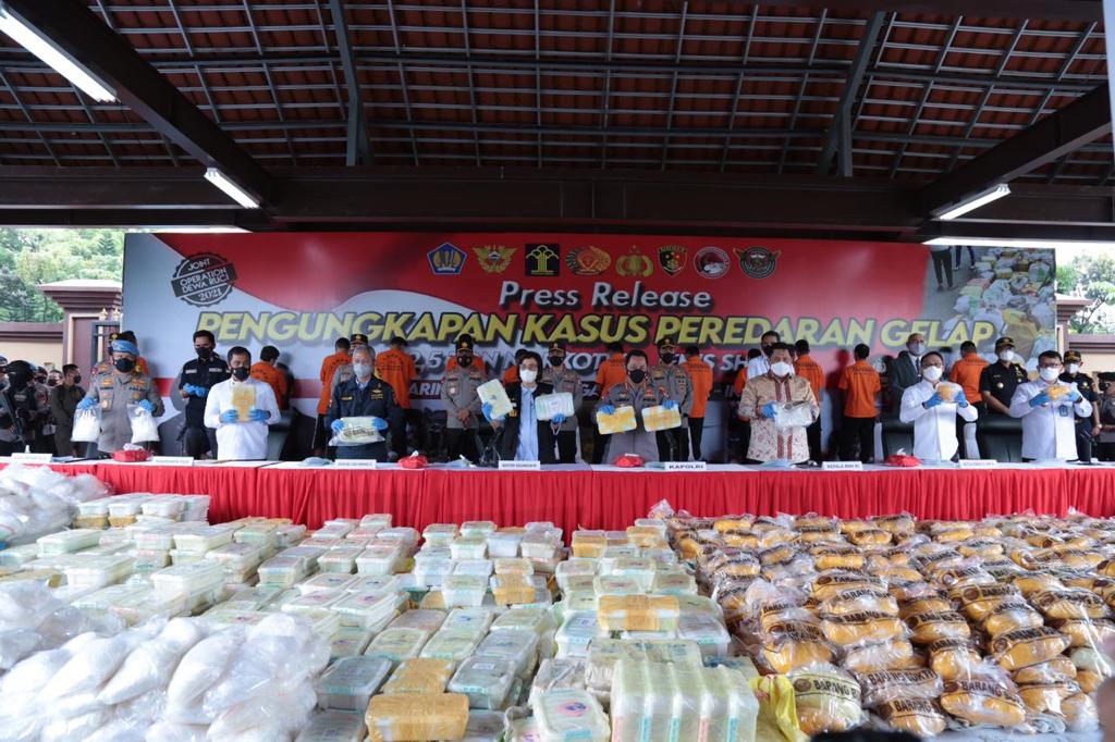 Direktorat Tindak Pidana Narkoba Bareskrim Polri dan Satgassus Polri berhasil mengungkap peredaran narkotika jenis Sabu seberat 2,5 ton asal jaringan Internasional Timur Tengah, Malaysia dan Indonesia.