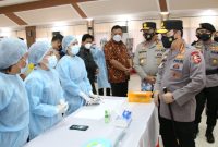 Kapolri Jenderal Polisi Listyo Sigit Prabowo meninjau vaksinasi massal COVID-19 di Mapolda Sulawesi Utara hari ini, Kamis, 1 April 2021. 