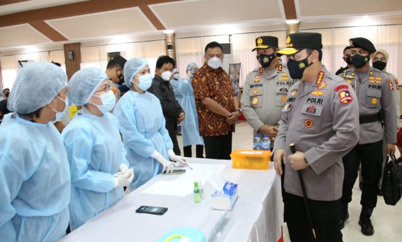 Kapolri Jenderal Polisi Listyo Sigit Prabowo meninjau vaksinasi massal COVID-19 di Mapolda Sulawesi Utara hari ini, Kamis, 1 April 2021. 
