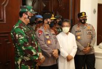 Kapolri Jenderal Listyo Sigit Prabowo melakukan kunjungan kerja (kunker) ke Sulawesi Utara (Sulut), Kamis (1/4/2021). Dalam hal ini, Sigit melakukan peninjauan langsung ke Gereja di Sulut untuk memastikan pengamanan menjelang perayaan Jumat Agung atau wafatnya Isa Almasih.