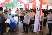 KAPOLRI Jenderal Listyo Sigit Prabowo melakukan tinjauan vaksinasi di Polda NTT sekaligus menyaksikan langsung donor plasma konvalesen anggota Polri penyitas Covid-19 dalam rangkaian kunjungan kerjanya ke Nusa Tenggara Timur (NTT).