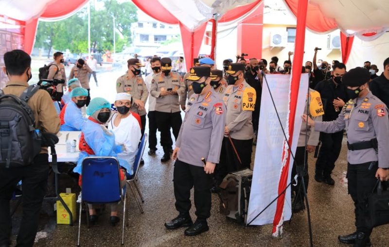 KAPOLRI Jenderal Listyo Sigit Prabowo melakukan tinjauan vaksinasi di Polda NTT sekaligus menyaksikan langsung donor plasma konvalesen anggota Polri penyitas Covid-19 dalam rangkaian kunjungan kerjanya ke Nusa Tenggara Timur (NTT).