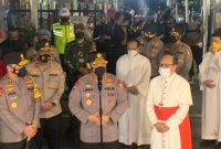 Kapolri Jendral Listyo Sigit meninjau pelaksanaan kegiatan ibadah rangkaian Paskah di Gereja Katedral, Jakarta. Sigit didampingi oleh pejabat Mabes dan Kapolda Metro Jaya Irjen Fadil Imran.