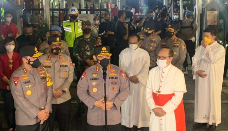 Kapolri Jendral Listyo Sigit meninjau pelaksanaan kegiatan ibadah rangkaian Paskah di Gereja Katedral, Jakarta. Sigit didampingi oleh pejabat Mabes dan Kapolda Metro Jaya Irjen Fadil Imran.