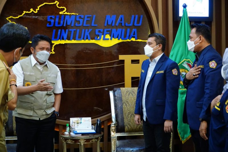 Hari pertama puasa Ramadhan 1442 Hijriah, Gubernur Sumsel H Herman Deru mengisi kegiatannya dengan menerima audiensi pengurus Karang Taruna Provinsi Sumsel, di ruang tamunya, Selasa (13/4).