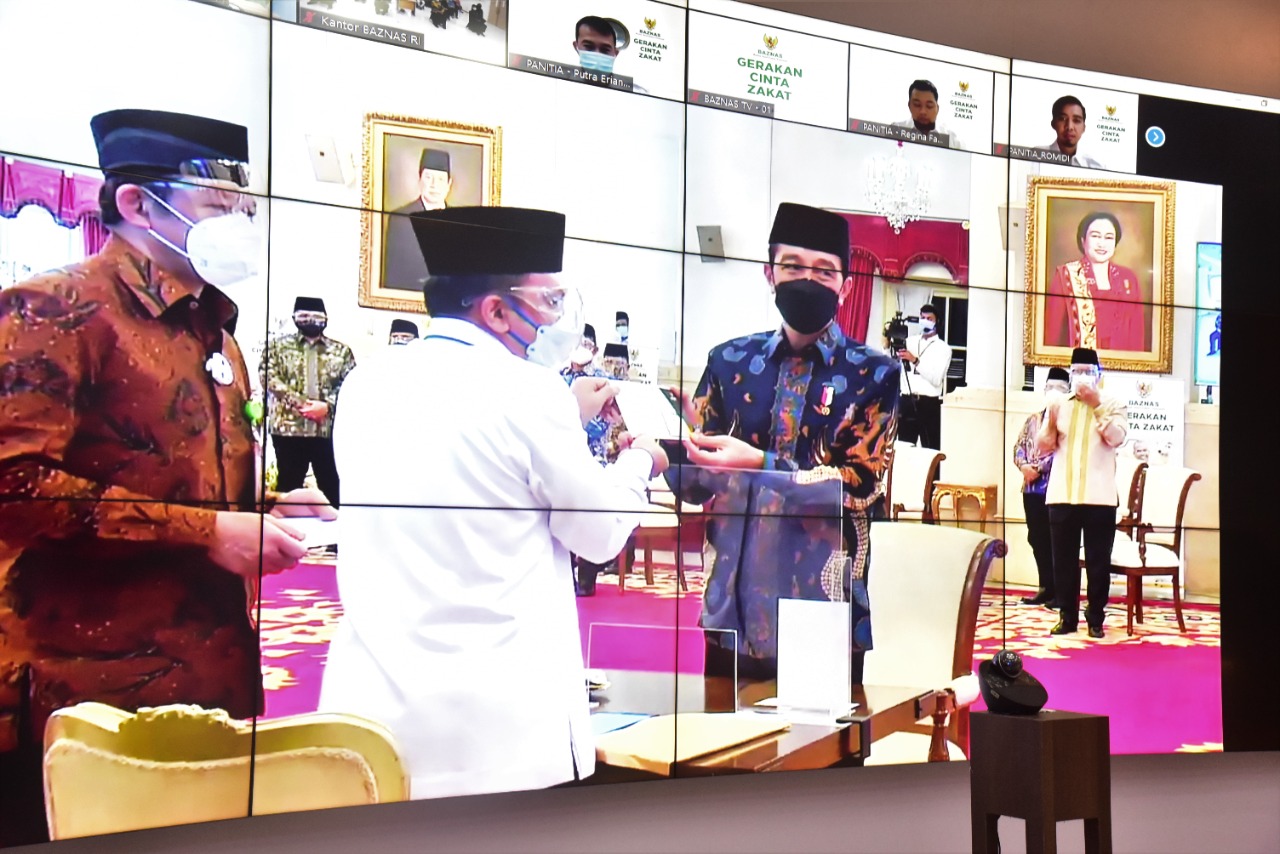 Gubernur Sumsel H.Herman Deru menghadiri peluncuran Gerakan Cinta Zakat dan Penyerahan Zakat Tahun 2021 oleh Presiden RI Joko Widodo secara virtual, di Command Center Pemprov Sumsel, Kamis (15/4/2021) siang.
