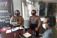 Kasubdit Gakkum Ditlantas Polda Sumsel AKBP Siswo Haryadi SH MH MM saat talk Show di radio Sriwijaya 94.3 FM Palembang Jumat (16/4/2021). 