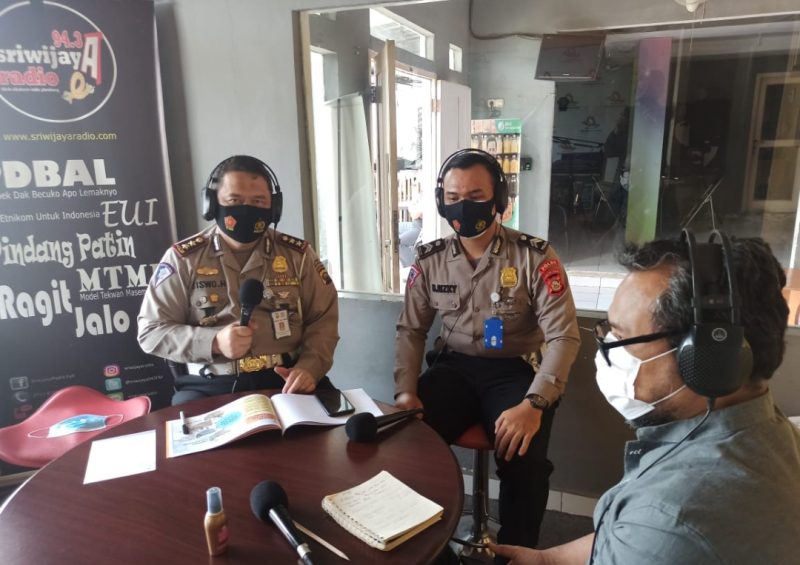 Kasubdit Gakkum Ditlantas Polda Sumsel AKBP Siswo Haryadi SH MH MM saat talk Show di radio Sriwijaya 94.3 FM Palembang Jumat (16/4/2021). 