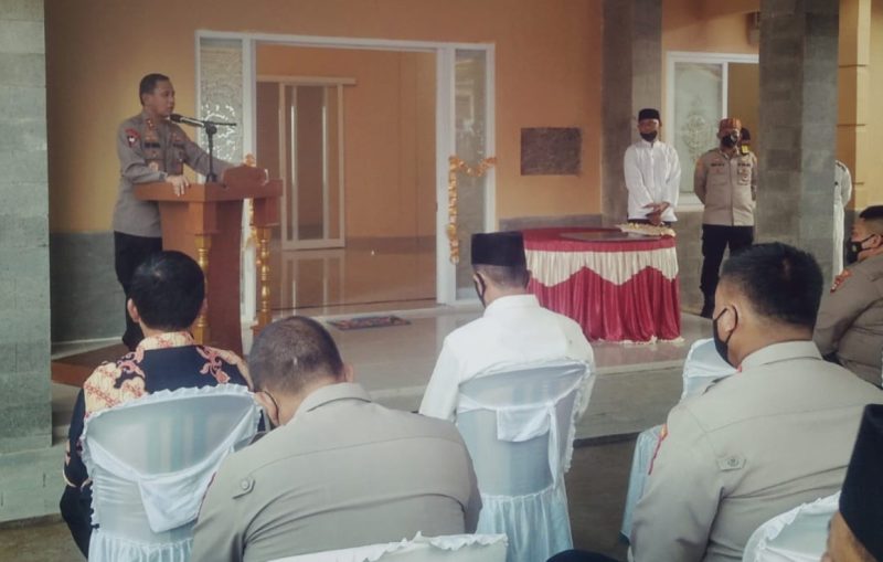 Kapolda Sumsel Irjen Pol Prof Dr Eko Indra Heri S MM didampingi PJU Polda Sumsel Kapolrestabes Palembang Kombes Pol Irvan Prawira meresmikan musholla Nurul Jannah Aspol Madang Palembang, Jumat (17/4/2021). 