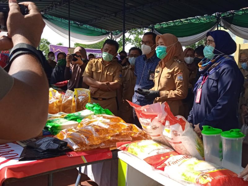 Wakil Walikota Palembang Fitrianti Agustinda berharap pedagang yang ikut serta dalam stan tersebut untuk tidak terlalu mahal menjual bahan pokok makanan kepada masyarakat sekitar.