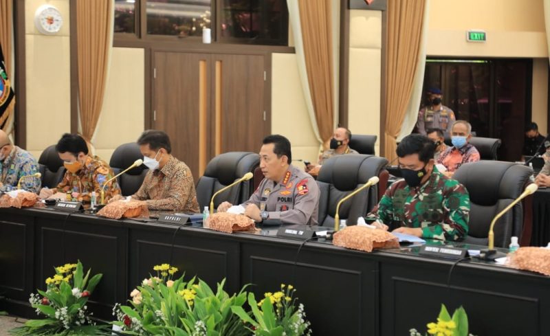 Kapolri Jenderal Polisi Listyo Sigit Prabowo melaksanakan Rapat Koordinasi (Rakor) lintas sektoral kesiapan menghadapi Idul Fitri 1442 Hijriah atau 2021, yang dihadiri oleh Panglima TNI Marsekal Hadi Tjahjanto serta beberapa Menteri dan Kapolda jajaran yang mengikuti secara virtual.