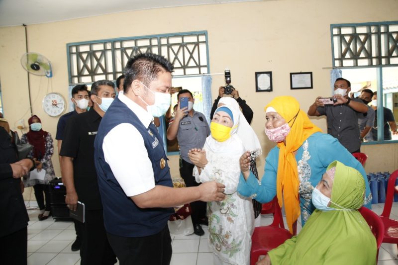 TERHARU, Pernyataan itu lah yang pertama kali dilontarkan Gubernur Sumsel H Herman Deru saat menyambangi Panti Sosial Lanjut Usia Harapan Kita, Kamis (22/4) petang. 