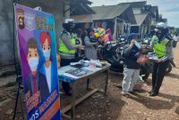 Polwan Satlantas OKUT memaknai Kartini di masa Pandemi dengan turun ke jalan raya membagikan masker kepada pengendara yang tengah melintas. 