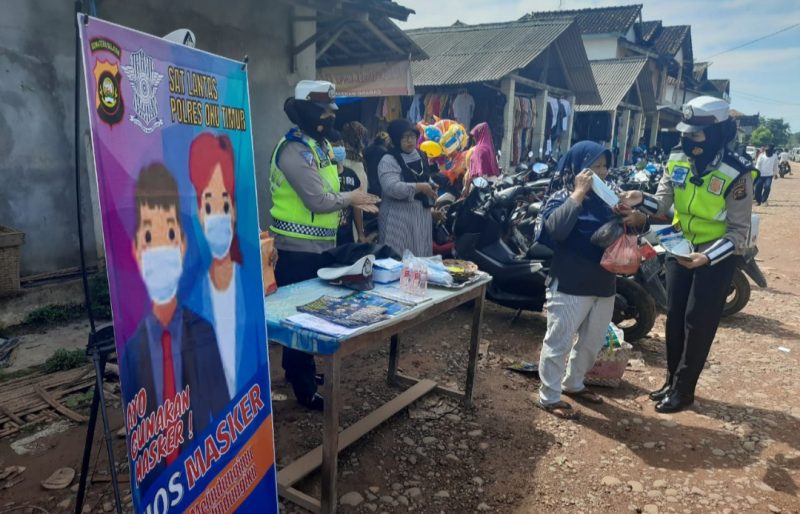 Polwan Satlantas OKUT memaknai Kartini di masa Pandemi dengan turun ke jalan raya membagikan masker kepada pengendara yang tengah melintas.