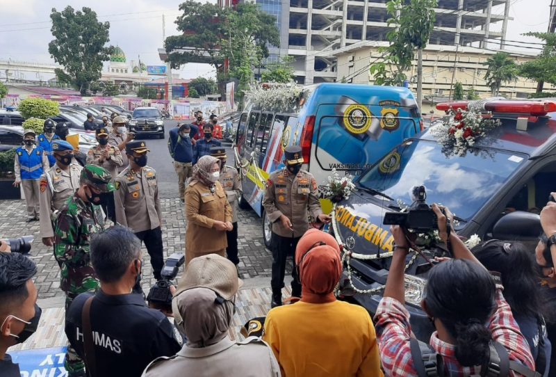 Kapolda Sumsel Resmikan Mobile Vaksinasi COVID-19 dan Pemberian Paket Lebaran