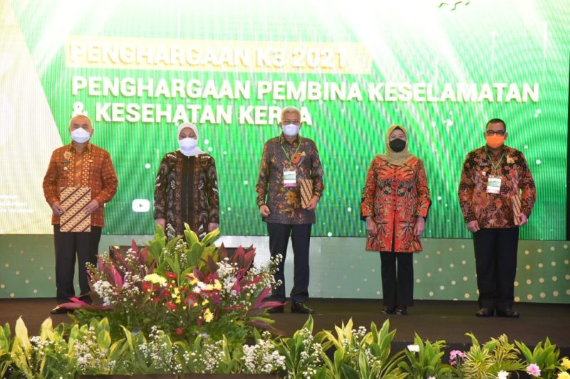 Herman Deru mendapatkan Anugerah Penghargaan K3 Tahun 2021 yang diserahkan langsung oleh Menteri Tenaga Kerja (Menaker), Ida Fauziah diterima Wakil Gubernur Ir H Mawardi Yahya di Ballroom Hotel Bidakara Jakarta, Rabu (28/4/2021) siang.