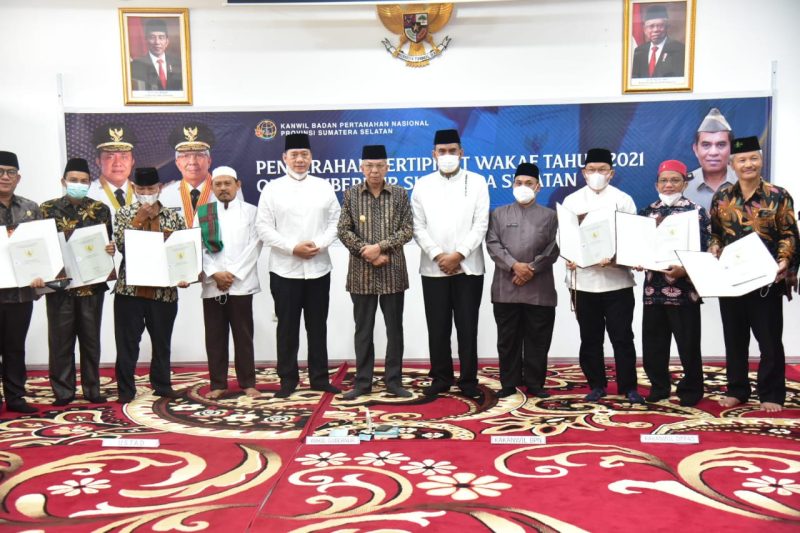 Wagub Mawardi Serahkan 90 Sertifikat Tanah Wakaf secara Simbolis
