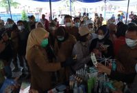 Wawako Fitri Monitoring Bazar Murah di Kecamatan SU II