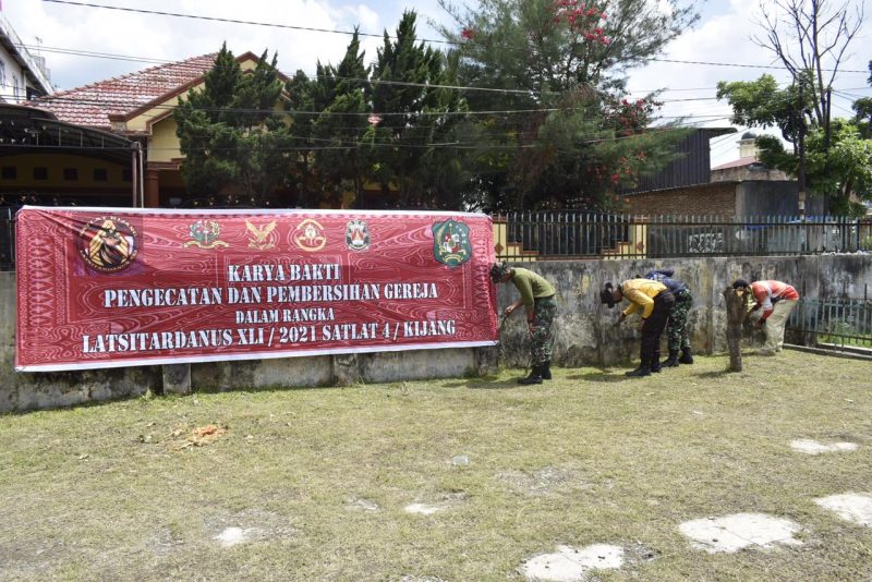 Para taruna Latihan Integrasi Taruna Wreda Nusantara (Latsitardanus) ke-41 melaksanakan kegiatan renovasi gereja, masjid dan rumah tak layak di Kota Medan, Sumatera Utara.