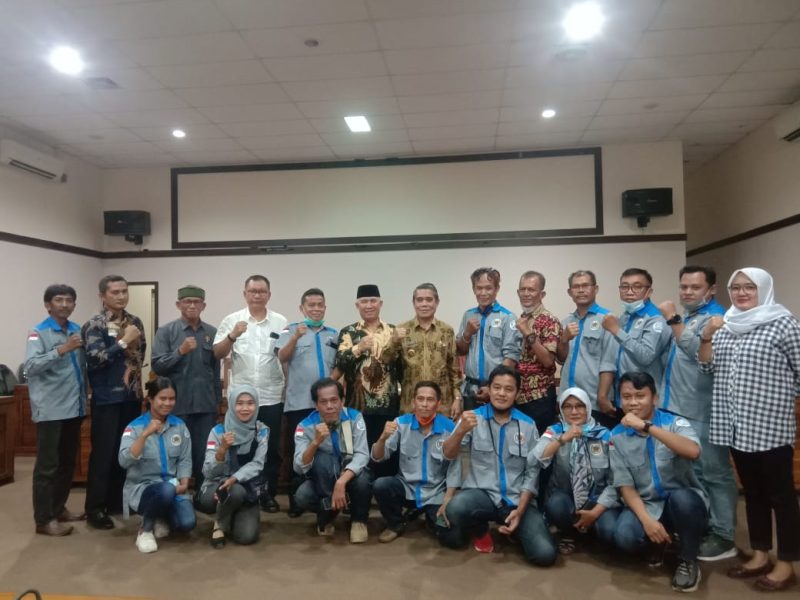 Wakil Bupati Ogan Ilir H Ardani SH MH didampingi Asisten III Setda Ogan Ilir dan Dinas Kominfo menyambut baik Audiensi PWI yang diketuai Yasandi dalam rangka mengadakan Bimbingan Teknis (BIMTEK), bertempat Di Ruang Rapat Bupati Ogan Ilir, Jumat (16/4).