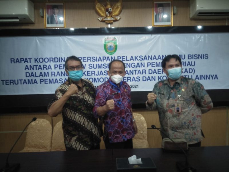 Kepala Biro Perekonomian Pemprov Sumsel H Afrian Joni SE MM usai acara Rakor didampingi Kadis Ketahanan Pangan Sumsel Ruzuan Effendi dan Kadis Perdagangan Sumsel Ahmad Rizali.