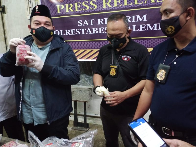 Kapolrestabes Palembang, Kombes Pol Irvan Prawira Satyaputra didampingi Kasat Reskrim, Kompol Tri Wahyudi dan Kanit Pidsus AKP Irwan