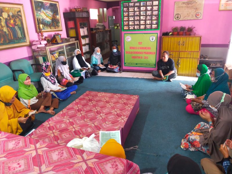 SIMPATI dan perhatian terhadap Munarman yang ditangkap Detasemen Khusus (Densus) 88 terkait tuduhan terorisme, tak hanya datang dari Korsa Advokad Sumatera Selatan, tapi dari Ibu Jalanan Kota Palembang.