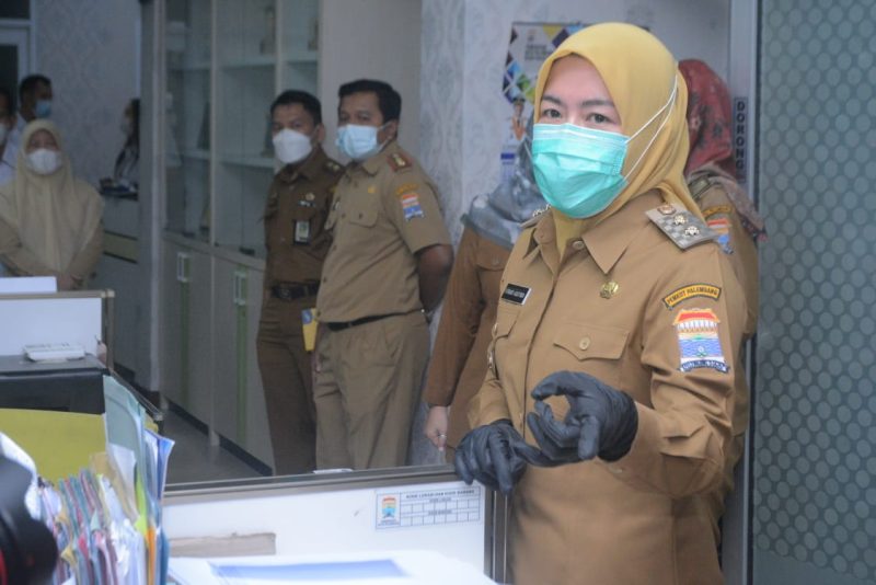 Wakil Walikota Fitrianti Agustinda lakukan penegakan kedisplinan pegawai terhadap para pegawai PNS dan non PNSD di lingkungan Pemerintah kota Palembang melalui kegiatan Sidak yang dilakukan.