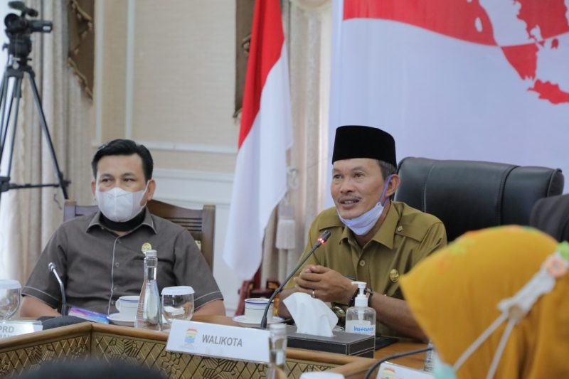 Walikota Palembang, H Harnojoyo saat memberikan keterangan terkait upaya penekanan sebaran COVID-19 dan Kondisi Kota Palembang, di Rumah Dinas Walikota, Jalan Tasik Palembang, Senin (17/5).