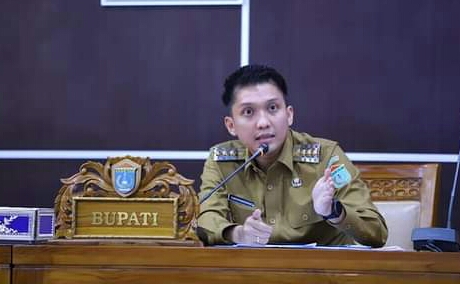 Bupati OI Panca Wijaya Akbar (PWA) memberikan keterangan terkait pergantian Dirut RSUD Ogan Ilir kepada awak media di Indralaya, Senin (17/5/2021).
