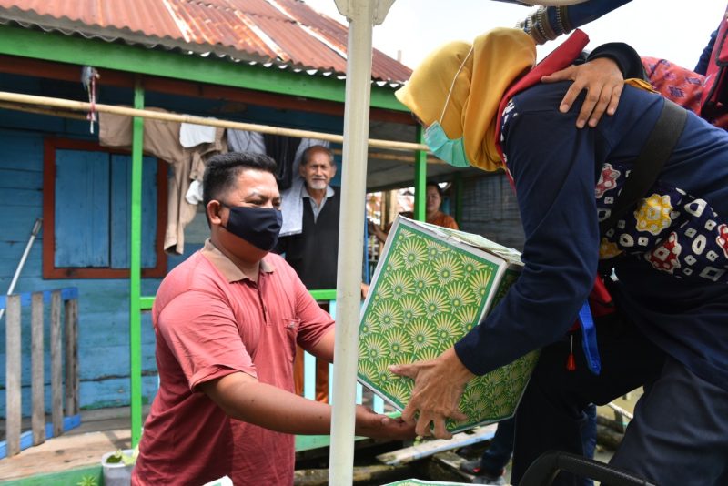 Feby Deru Bagikan Paket Sembako untuk Warga di Tepian Sungai Musi
