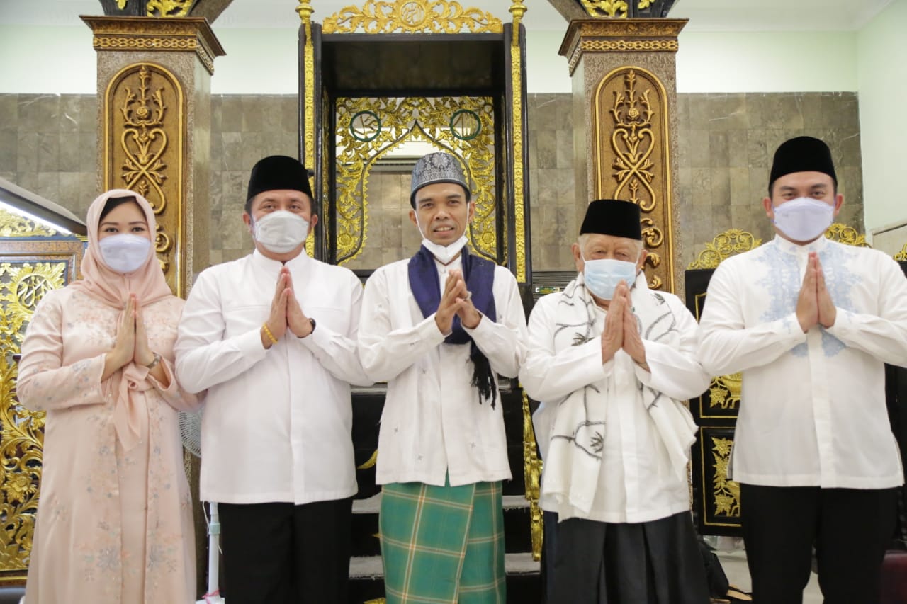 Herman Deru dan UAS Tandatangani Prasasti Peresmian Renovasi Masjid Al Falah