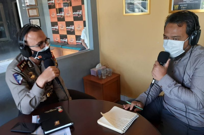 Wadir Lantas Polda Sumsel AKBP Sigit Adiwuryanto SIK MH Talk Show di radio Sriwijaya 94,3 FM, Jumat (7/05/2021). 